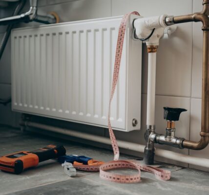 Narzędzia hydrauliczne używane do montażu grzejnika