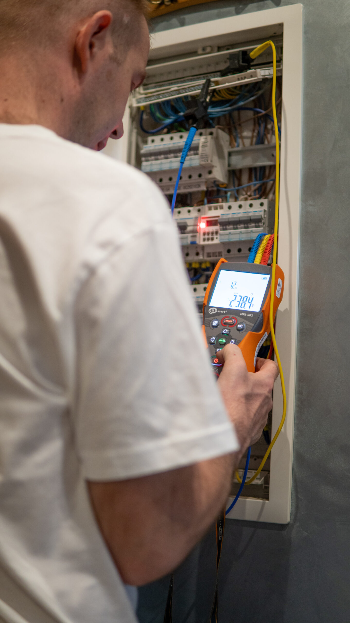  Elektryk sprawdza instalację lektryczną 