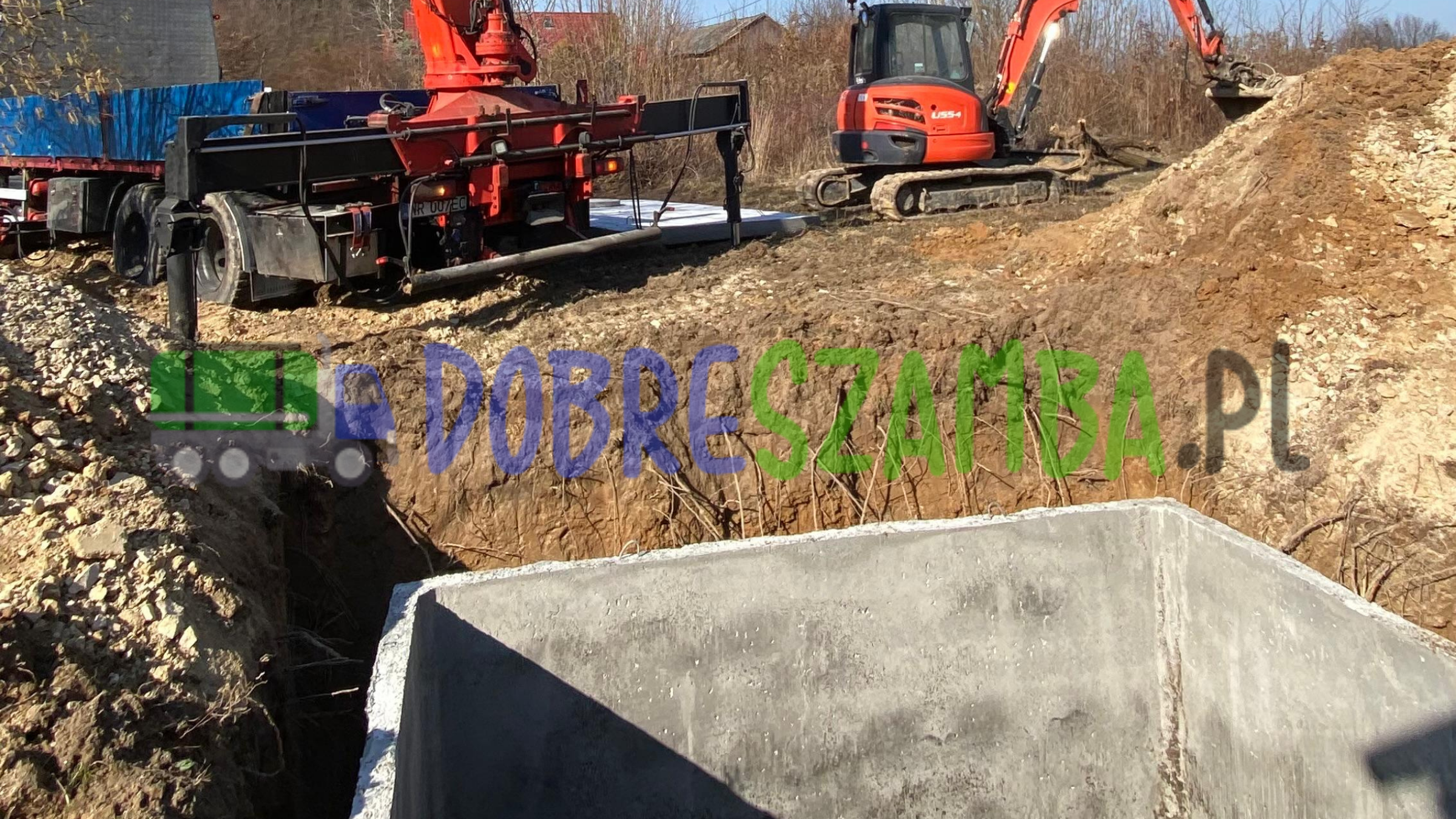 Montaż szamba betonowego w przygotowanym wykopie